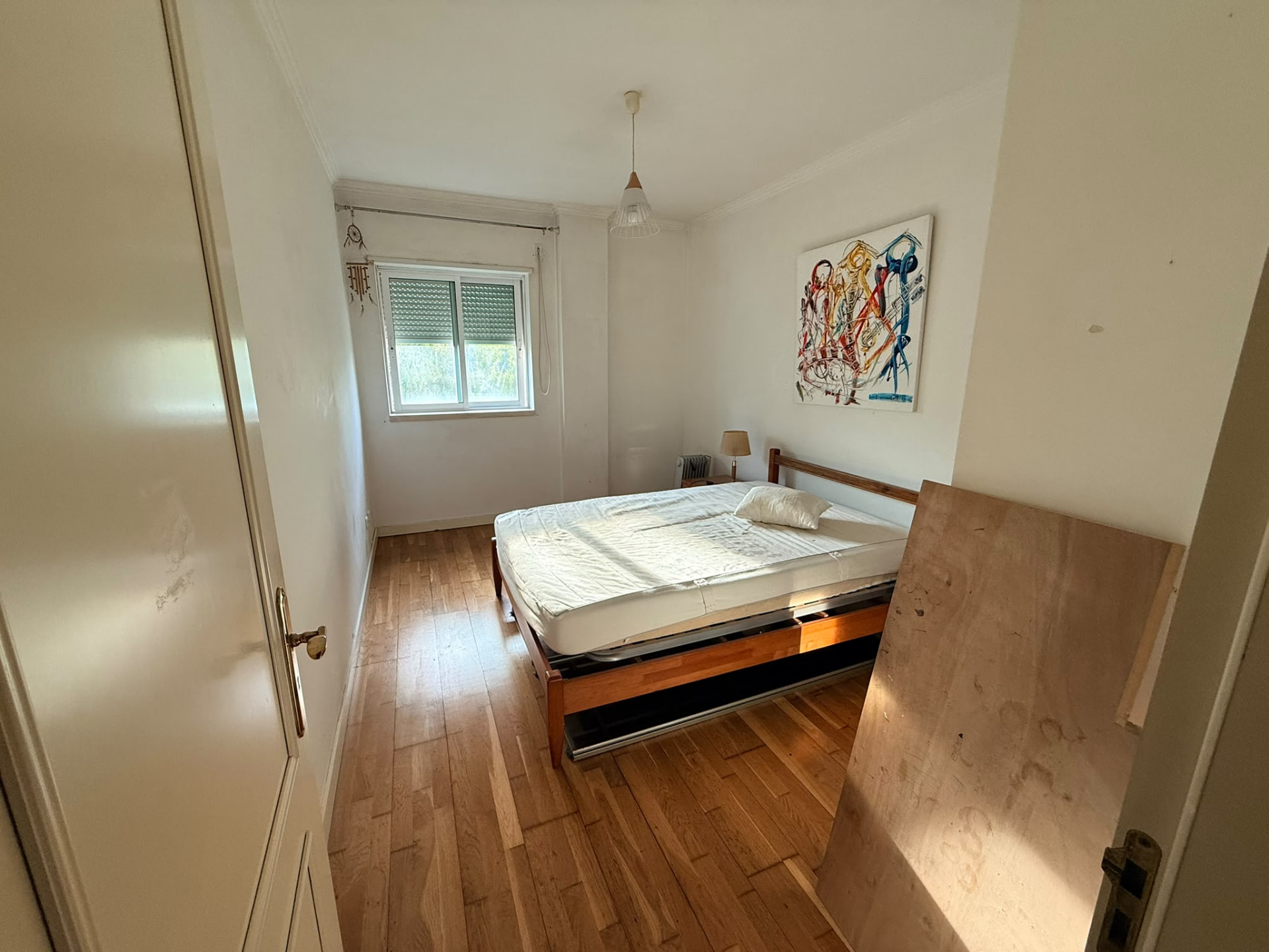 Quarto com cama do T2 da Rua das Musas